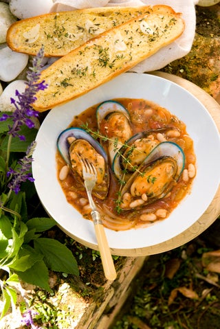 Mussels in tomato and thyme broth