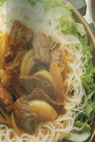 Rice noodle salad with stir-fried beef