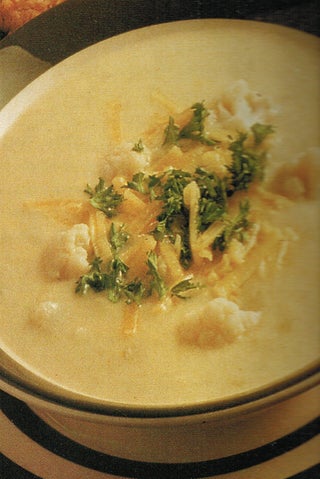 Cheesy cauliflower and parsley soup
